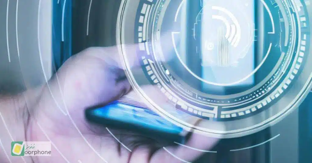 یک موبایل در دست یک انسان برای بازکردن درب با استفاده از فناوری nfc در درب بازکن های کارتی